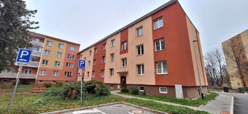 Pohled na dům z hřiště - Pronájem bytu 2+kk v osobním vlastnictví 51 m², Vyškov