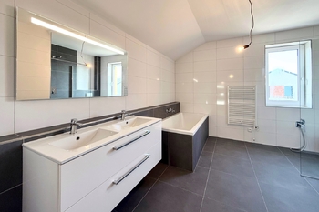 koupelna - Prodej domu 138 m², Milovice