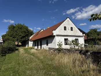 pohled na dům od silnice - Prodej pozemku 2225 m², Losiná