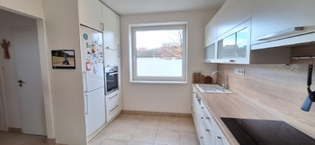 Pohled do kuchyně z obývacího pokoje - Pronájem domu 106 m², Letonice