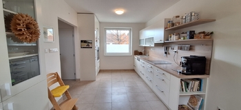 Pohled do kuchyně z obývacího pokoje - Pronájem domu 106 m², Letonice