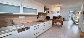 Pohled z kuchyně do obývacího pokoje - Pronájem domu 106 m², Letonice