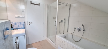 Koupelna s WC v 1. patře - Pronájem domu 106 m², Letonice