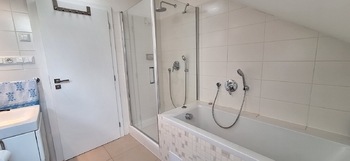 Koupelna s WC v 1. patře - Pronájem domu 106 m², Letonice