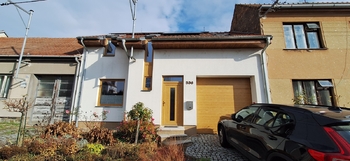 Pohled na dům z ulice - Pronájem domu 106 m², Letonice