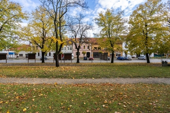pohled z náměstí - Prodej domu 489 m², Kostelec nad Labem
