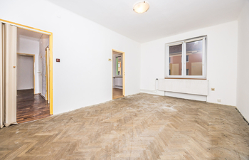 Obývací pokoj se vstupem do chodby a kuchyně - Prodej bytu 2+1 v osobním vlastnictví 55 m², Duchcov