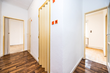 Chodba, vstup do ložnice, kuchyně a koupelny - Prodej bytu 2+1 v osobním vlastnictví 55 m², Duchcov