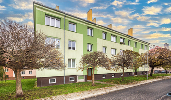 Pohled na dům - Prodej bytu 2+1 v osobním vlastnictví 55 m², Duchcov