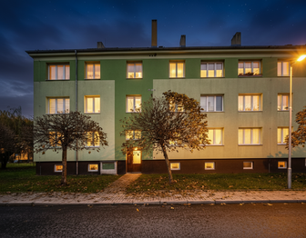 Večerní fotka domu - Prodej bytu 2+1 v osobním vlastnictví 55 m², Duchcov 