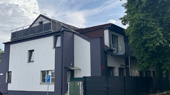 pohled na dům - Pronájem bytu 2+kk v osobním vlastnictví 75 m², Milovice