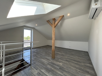 horní pokoj s terasou - Pronájem bytu 2+kk v osobním vlastnictví 75 m², Milovice