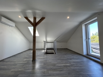 horní pokoj s terasou - Pronájem bytu 2+kk v osobním vlastnictví 75 m², Milovice