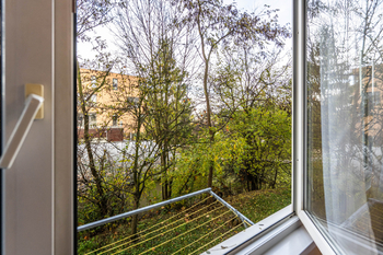 výhled z okna - Pronájem bytu 1+kk v osobním vlastnictví 32 m², Praha 10 - Petrovice