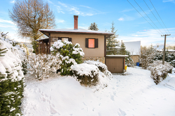Garáž a druhá příjezdová cesta - Prodej chaty / chalupy 35 m², Bojanov