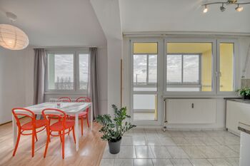 Obývací pokoj a kuchyně s lodžií - Pronájem bytu 3+1 v osobním vlastnictví 71 m², Poděbrady