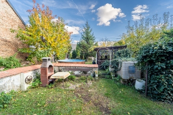 zahrada s grilem a pergolou - Prodej chaty / chalupy 90 m², Polní Chrčice