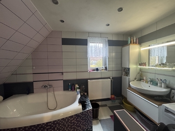 koupelna 1.patro - Prodej domu 313 m², Karolinka