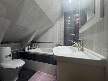 koupelna 2.patro - Prodej domu 313 m², Karolinka