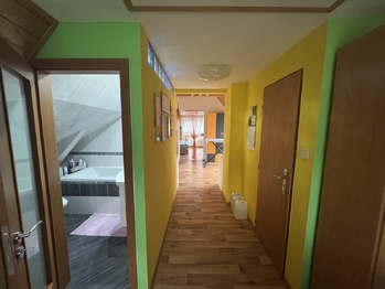 chodba 2.patro - Prodej domu 313 m², Karolinka
