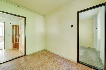 průchod z kuchyně do špajzu - Prodej bytu 2+1 v osobním vlastnictví 60 m², Kolín