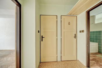 komora a WC - Prodej bytu 2+1 v osobním vlastnictví 60 m², Kolín