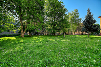 okolí domu - Prodej bytu 2+1 v osobním vlastnictví 60 m², Kolín