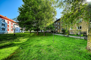 okolí domu - Prodej bytu 2+1 v osobním vlastnictví 60 m², Kolín