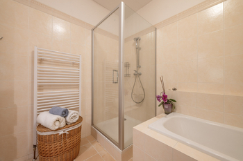 koupelna - Prodej bytu 2+kk v osobním vlastnictví 86 m², Praha 10 - Dolní Měcholupy