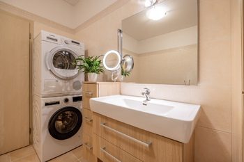 koupelna - Prodej bytu 2+kk v osobním vlastnictví 86 m², Praha 10 - Dolní Měcholupy