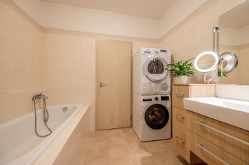 koupelna - Prodej bytu 2+kk v osobním vlastnictví 86 m², Praha 10 - Dolní Měcholupy