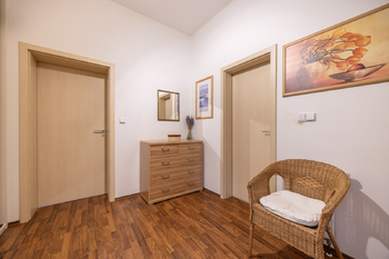 šatna před ložnicí - Prodej bytu 2+kk v osobním vlastnictví 86 m², Praha 10 - Dolní Měcholupy