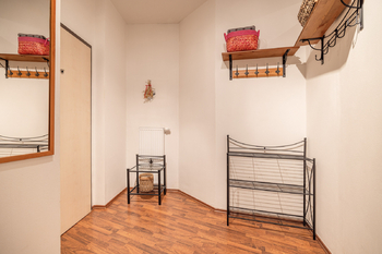 chodba u vstupu - Prodej bytu 2+kk v osobním vlastnictví 86 m², Praha 10 - Dolní Měcholupy