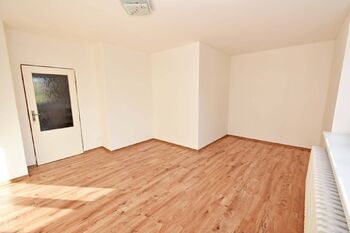 Samostatná ložnice s okny do ložnice. - Prodej bytu 3+1 v osobním vlastnictví 192 m², Kladno