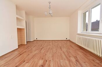 Obývací pokoj s okny do ulice. - Prodej bytu 3+1 v osobním vlastnictví 192 m², Kladno
