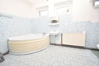 Koupelna s toaletou a plynovým kondenzačním kotlem.  - Prodej bytu 3+1 v osobním vlastnictví 192 m², Kladno