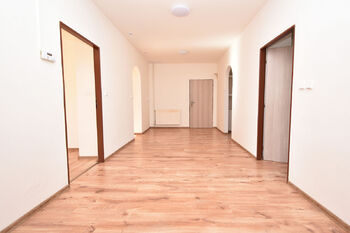 Vstupní chodba a chodba bytové jednotky s možností úložných prostor.  - Prodej bytu 3+1 v osobním vlastnictví 192 m², Kladno