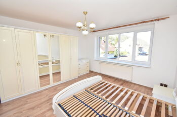 Samostatná ložnice s okny do dvora.  - Prodej bytu 3+1 v osobním vlastnictví 192 m², Kladno