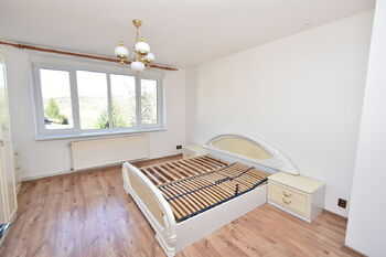Samostatná ložnice s okny do dvora.  - Prodej bytu 3+1 v osobním vlastnictví 192 m², Kladno