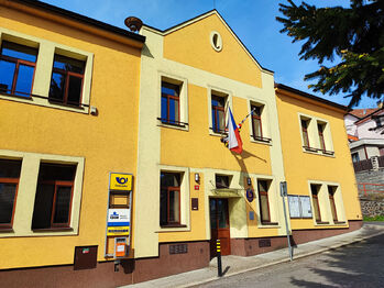 Obecní úřad a pošta přímo u rodinného domu.  - Prodej bytu 3+1 v osobním vlastnictví 192 m², Kladno