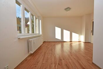 Samostatná ložnice s okny do ložnice. - Prodej bytu 3+1 v osobním vlastnictví 192 m², Kralupy nad Vltavou