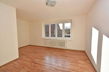 Samostatná ložnice s okny do ložnice. - Prodej bytu 3+1 v osobním vlastnictví 192 m², Kralupy nad Vltavou