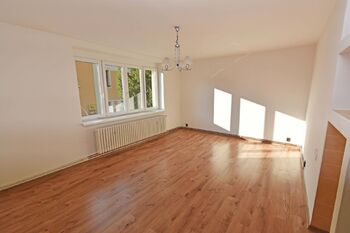 Obývací pokoj s okny do ulice. - Prodej bytu 3+1 v osobním vlastnictví 192 m², Kralupy nad Vltavou