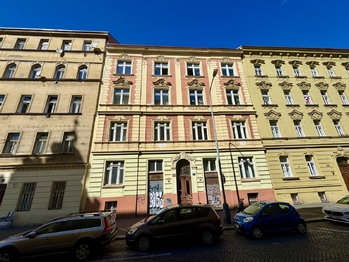 Pohled na dům - Pronájem bytu 3+1 v osobním vlastnictví 103 m², Praha 3 - Vinohrady