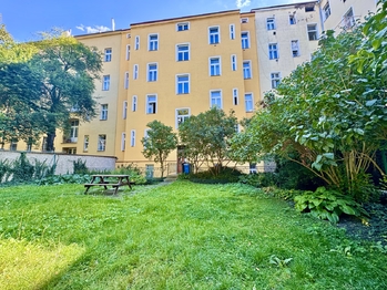 Pohled na dům z vnitrobloku - Pronájem bytu 3+1 v osobním vlastnictví 103 m², Praha 3 - Vinohrady