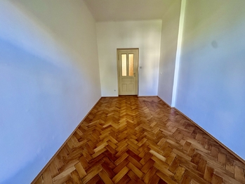 Pokoj 1 od okna - Pronájem bytu 3+1 v osobním vlastnictví 103 m², Praha 3 - Vinohrady