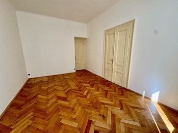 Pokoj 2 od okna - Pronájem bytu 3+1 v osobním vlastnictví 103 m², Praha 3 - Vinohrady