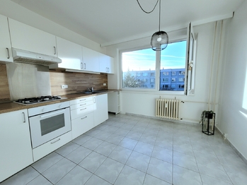 Kuchyně (11.38m2) - Pronájem bytu 4+1 v osobním vlastnictví 89 m², Praha 4 - Modřany