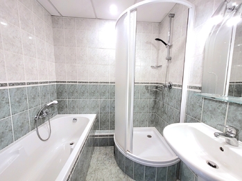 Koupelna - Pronájem bytu 4+1 v osobním vlastnictví 89 m², Praha 4 - Modřany