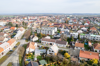 Letecký pohled na dům a okolí - Prodej domu 150 m², Městec Králové
